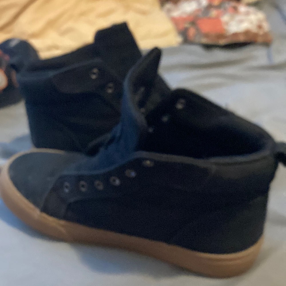 Comes with laces and ya